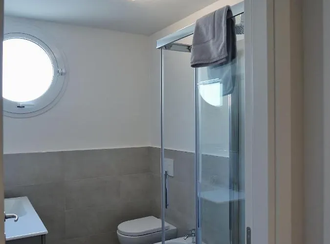 Faro Dell'estate Delizioso Bicamera Con Posto Auto Dietro La Grado