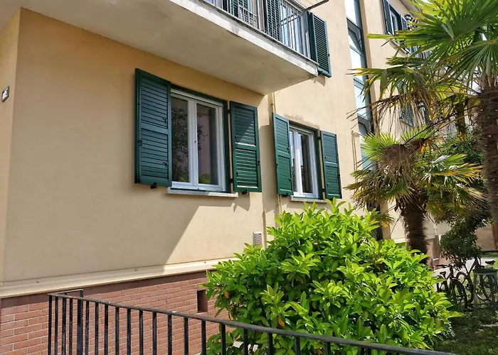 Faro Dell'estate Delizioso Bicamera Con Posto Auto Dietro La *