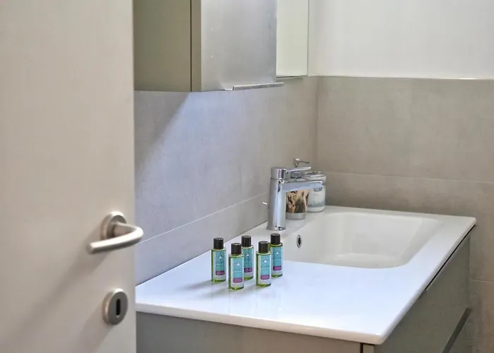 Faro Dell'estate Delizioso Bicamera Con Posto Auto Dietro La