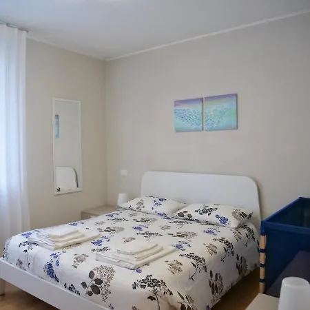 Faro Dell'estate Delizioso Bicamera Con Posto Auto Dietro La Apartman Grado
