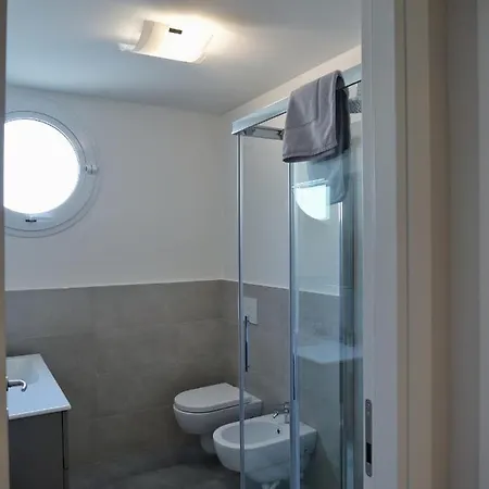 Faro Dell'estate Delizioso Bicamera Con Posto Auto Dietro La Grado