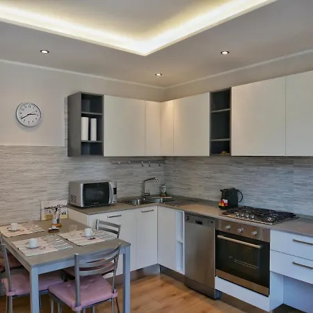 Faro Dell'estate Delizioso Bicamera Con Posto Auto Dietro La Grado