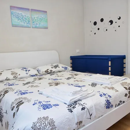 Faro Dell'estate Delizioso Bicamera Con Posto Auto Dietro La Apartment Grado