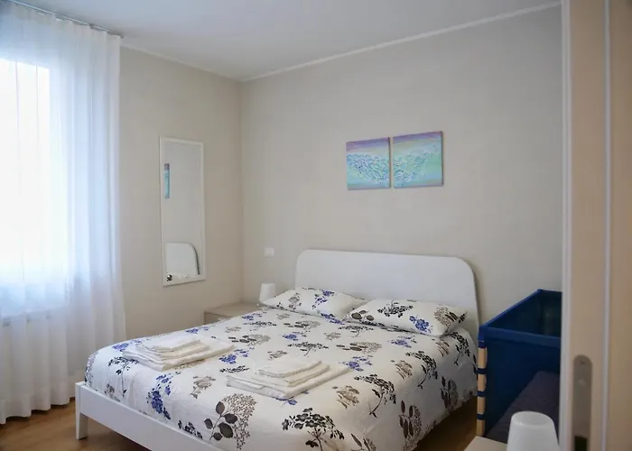 Faro Dell'estate Delizioso Bicamera Con Posto Auto Dietro La Apartman Grado