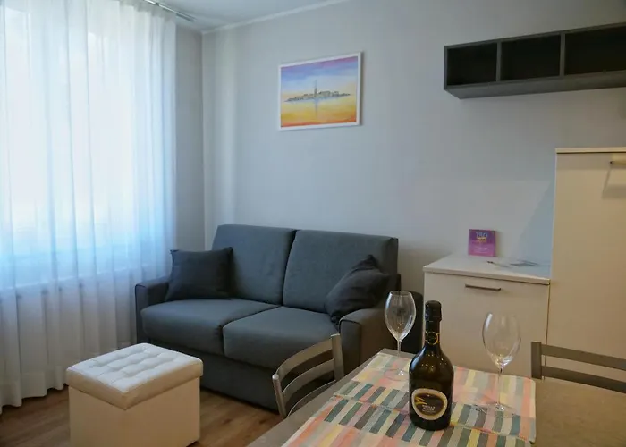 Faro Dell'estate Delizioso Bicamera Con Posto Auto Dietro La