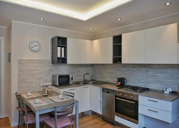 Faro Dell'estate Delizioso Bicamera Con Posto Auto Dietro La Grado