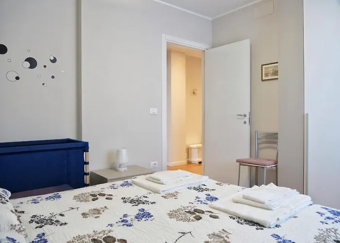 Faro Dell'estate Delizioso Bicamera Con Posto Auto Dietro La * Grado