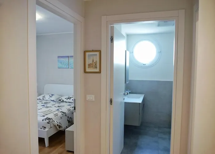 Faro Dell'estate Delizioso Bicamera Con Posto Auto Dietro La *